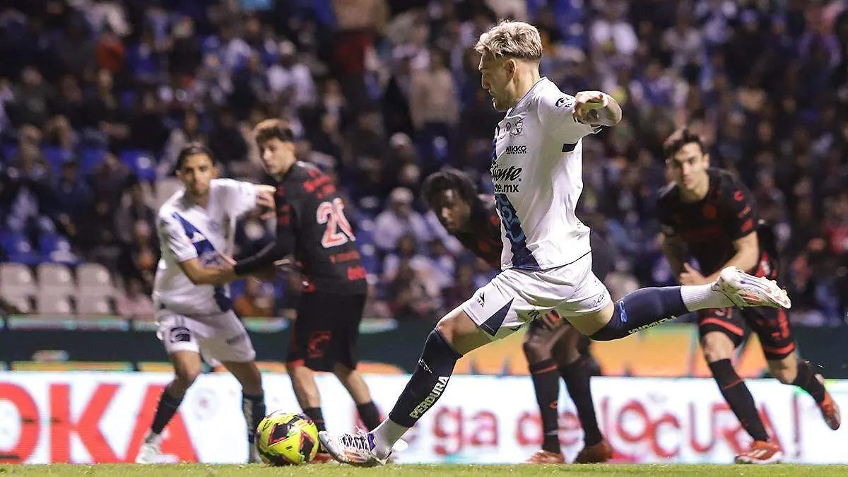 Emiliano Gómez castigando desde los 11 pasos